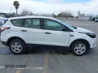 2018 Ford Escape S z VIN 1FMCU0F78JUA56974, wystawiony jako IAAI lot #42232294 z przebiegiem 63 511 mil mil oraz . Historia ofert i sprzedaży dostępna na DreamBid. Obrazek 13.