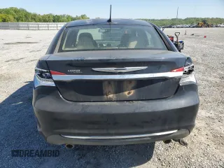 2014 Chrysler 200 Limited z VIN 1C3CCBCG0EN198487, wystawiony jako Copart lot #52913655 z przebiegiem Nie podano mil oraz Szkoda całkowita • Salvage title. Historia ofert i sprzedaży dostępna na DreamBid. Obrazek 6.