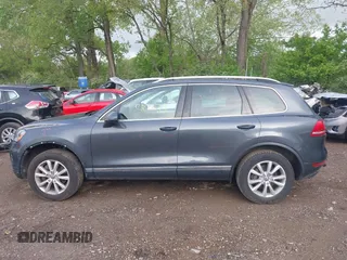 2014 Volkswagen Touareg Sport z VIN WVGEF9BP6ED007632, wystawiony jako IAAI lot #42183677 z przebiegiem 166 245 mil mil oraz . Historia ofert i sprzedaży dostępna na DreamBid. Obrazek 14.