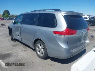 2014 Toyota Sienna LE AAS z VIN 5TDKK3DC9ES453868, wystawiony jako IAAI lot #41816259 z przebiegiem 169 468 mil mil oraz . Historia ofert i sprzedaży dostępna na DreamBid. Obrazek 3.