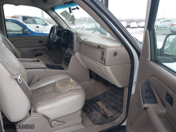 2004 Chevrolet Tahoe LT with VIN 1GNEC13ZX4J131652, listed as a IAAI auction lot 41551921 with 395,802 mi miles. Bid and sale history available at carsss.com. Image 5.
