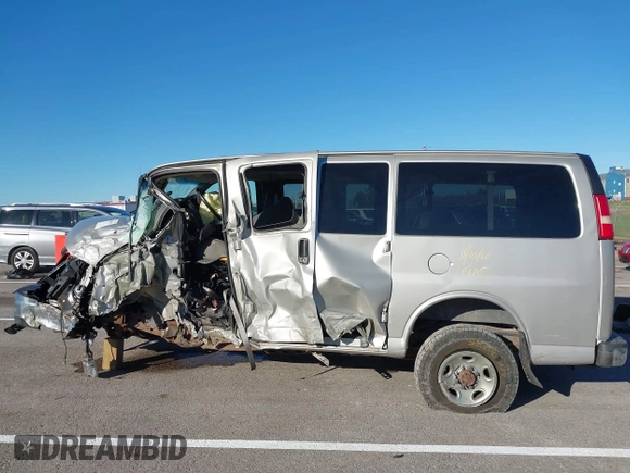 2006 Chevrolet Express Passenger z VIN 1GAHG35U661107013, wystawiony jako IAAI lot #40902703 z przebiegiem Nie podano mil oraz . Historia ofert i sprzedaży dostępna na DreamBid. Obrazek 14.