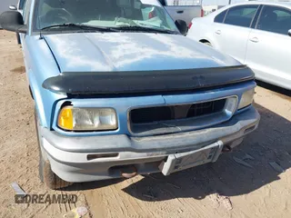 1997 GMC Jimmy SLS z VIN 1GKDT13W1V2514504, wystawiony jako IAAI lot #42211457 z przebiegiem 199 589 mil mil oraz . Historia ofert i sprzedaży dostępna na DreamBid. Obrazek 11.