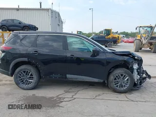 2025 Nissan Rogue S z VIN 5N1BT3AB2SC833281, wystawiony jako IAAI lot #42410948 z przebiegiem 1 389 mil mil oraz . Historia ofert i sprzedaży dostępna na DreamBid. Obrazek 14.
