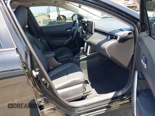 2023 Toyota Corolla Cross XLE z VIN 7MUDAAAG3PV069634, wystawiony jako IAAI lot #42489692 z przebiegiem 18 923 mil mil oraz . Historia ofert i sprzedaży dostępna na DreamBid. Obrazek 5.