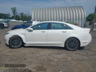 2016 Lincoln MKZ z VIN 3LN6L2JK8GR626690, wystawiony jako IAAI lot #42438226 z przebiegiem 51 678 mil mil oraz . Historia ofert i sprzedaży dostępna na DreamBid. Obrazek 14.