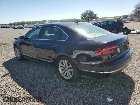 2017 Volkswagen Passat SEL Premium z VIN 1VWCT7A32HC077806, wystawiony jako Copart lot #47272815 z przebiegiem 127 040 mil mil oraz Szkoda całkowita • Salvage title. Historia ofert i sprzedaży dostępna na DreamBid. Obrazek 2.