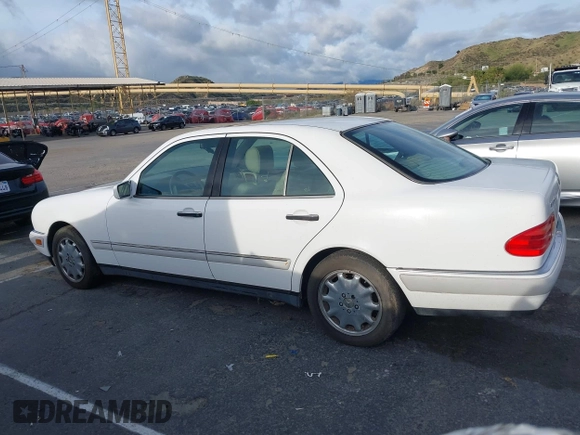 1997 Mercedes-Benz E-Class with VIN WDBJF55F8VJ031834, listed as a IAAI auction lot 41901306 with 1 mi miles. Bid and sale history available at carsss.com. Image 14.