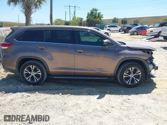 2018 Toyota Highlander LE z VIN 5TDZARFH0JS041636, wystawiony jako IAAI lot #41834037 z przebiegiem 73 004 mil mil oraz . Historia ofert i sprzedaży dostępna na DreamBid. Obrazek 14.