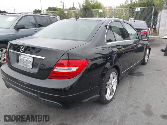 2013 Mercedes-Benz C 250 Sport z VIN WDDGF4HBXDR261850, wystawiony jako IAAI lot #42164882 z przebiegiem 149 257 mil mil oraz . Historia ofert i sprzedaży dostępna na DreamBid. Obrazek 4.