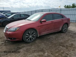 2013 Chrysler 200 Touring z VIN 1C3CCBBB5DN579918, wystawiony jako Copart lot #59089935 z przebiegiem 124 116 mil mil oraz Szkoda całkowita • Salvage title. Historia ofert i sprzedaży dostępna na DreamBid. Obrazek 1.
