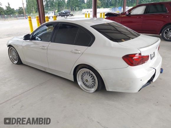 2013 BMW 3 Series 328i xDrive z VIN WBA3B3C55DF543926, wystawiony jako IAAI lot #42581984 z przebiegiem 144 346 mil mil oraz . Historia ofert i sprzedaży dostępna na DreamBid. Obrazek 3.