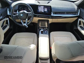 2023 BMW X1 xDrive28i z VIN WBX73EF02P5X84109, wystawiony jako Copart lot #57438595 z przebiegiem 25 421 mil mil oraz Tytuł czysty. Historia ofert i sprzedaży dostępna na DreamBid. Obrazek 8.