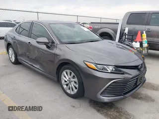 2023 Toyota Camry LE z VIN 4T1R11AK1PU169839, wystawiony jako IAAI lot #42140135 z przebiegiem 10 808 mil mil oraz . Historia ofert i sprzedaży dostępna na DreamBid. Obrazek 1.