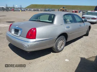 1999 Lincoln Town Car Signature z VIN 1LNHM82WXXY678088, wystawiony jako IAAI lot #42097845 z przebiegiem 174 561 mil mil oraz . Historia ofert i sprzedaży dostępna na DreamBid. Obrazek 4.