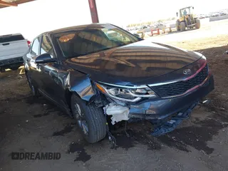 2020 Kia Optima LX z VIN 5XXGT4L35LG409746, wystawiony jako IAAI lot #41493963 z przebiegiem 57 622 mil mil oraz . Historia ofert i sprzedaży dostępna na DreamBid. Obrazek 1.