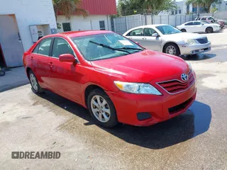 2011 Toyota Camry LE z VIN 4T4BF3EK9BR155386, wystawiony jako IAAI lot #42262951 z przebiegiem 132 287 mil mil oraz . Historia ofert i sprzedaży dostępna na DreamBid. Obrazek 1.