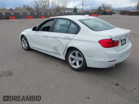 2013 BMW 3 Series 320i xDrive z VIN WBA3C3C50DF981637, wystawiony jako IAAI lot #41834187 z przebiegiem 79 406 mil mil oraz . Historia ofert i sprzedaży dostępna na DreamBid. Obrazek 3.