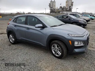 2021 Hyundai Kona SE z VIN KM8K12AAXMU610006, wystawiony jako Copart lot #50434295 z przebiegiem 43 853 mil mil oraz Szkoda całkowita • Salvage title. Historia ofert i sprzedaży dostępna na DreamBid. Obrazek 4.