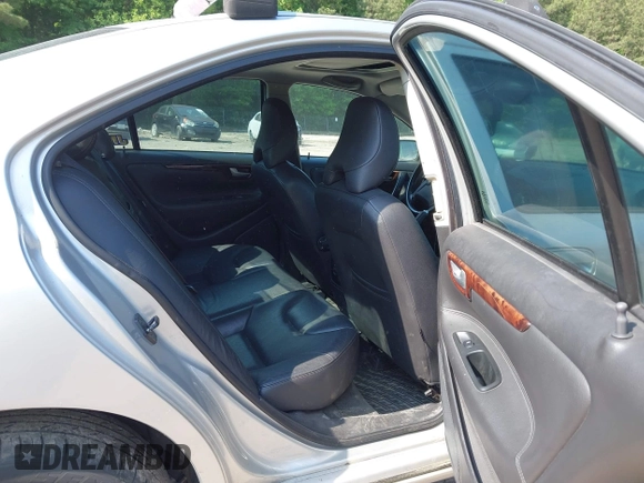 2006 Volvo S60 2.5T with VIN YV1RH592762506742, listed as a IAAI auction lot 41548377 with 320,211 mi miles. Bid and sale history available at carsss.com. Image 8.