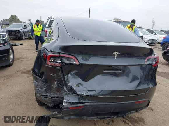 2025 Tesla Model Y Long Range z VIN 7SAYGDED8SF259764, wystawiony jako IAAI lot #42095888 z przebiegiem 2 685 mil mil oraz . Historia ofert i sprzedaży dostępna na DreamBid. Obrazek 6.