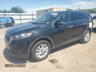 2020 Kia Sorento LX z VIN 5XYPG4A31LG700425, wystawiony jako Copart lot #57330475 z przebiegiem 39 619 mil mil oraz Szkoda całkowita • Salvage title. Historia ofert i sprzedaży dostępna na DreamBid. Obrazek 1.