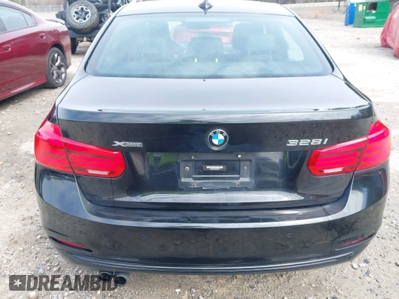 2016 BMW 3 Series 328i xDrive z VIN WBA8E3C52GK502758, wystawiony jako IAAI lot #41651463 z przebiegiem 95 537 mil mil oraz . Historia ofert i sprzedaży dostępna na DreamBid. Obrazek 16.