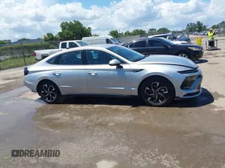 2025 Hyundai Sonata SEL z VIN KMHL64JAXSA452153, wystawiony jako IAAI lot #42481619 z przebiegiem 9 287 mil mil oraz . Historia ofert i sprzedaży dostępna na DreamBid. Obrazek 13.
