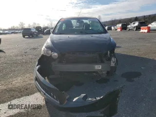 2015 Chevrolet Sonic LS z VIN 1G1JA5SG9F4128675, wystawiony jako Copart lot #88604995 z przebiegiem 124 289 mil mil oraz Szkoda całkowita • Salvage title. Historia ofert i sprzedaży dostępna na DreamBid. Obrazek 5.