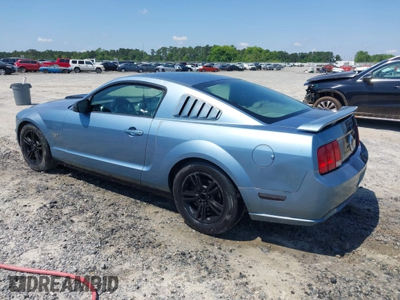 2005 Ford Mustang GT Deluxe z VIN 1ZVFT82H155200458, wystawiony jako IAAI lot #42273923 z przebiegiem 136 008 mil mil oraz . Historia ofert i sprzedaży dostępna na DreamBid. Obrazek 3.