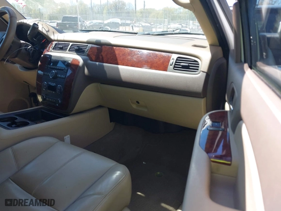 2009 Chevrolet Avalanche LT w/2LT with VIN 3GNEC22029G165263, listed as a IAAI auction lot 41812096 with 206,530 mi miles. Bid and sale history available at carsss.com. Image 5.