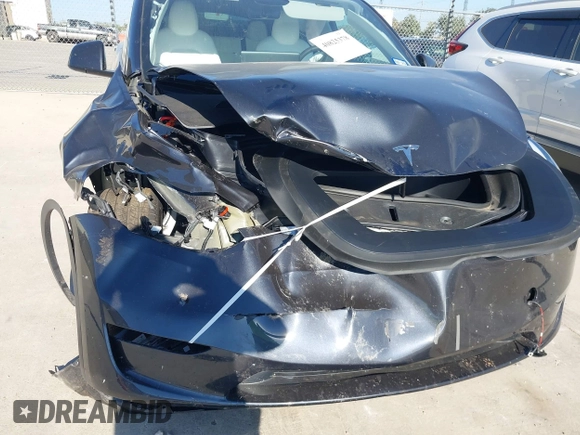 2024 Tesla Model Y Long Range with VIN 7SAYGDEE3RA321734, listed as a IAAI auction lot 40825378 with 4,440 mi miles and . Bid and sale history available at DreamBid. Image 6.