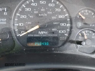 2002 Chevrolet Tahoe LT z VIN 1GNEC13Z42R319646, wystawiony jako IAAI lot #41623259 z przebiegiem 250 430 mil mil oraz . Historia ofert i sprzedaży dostępna na DreamBid. Obrazek 16.