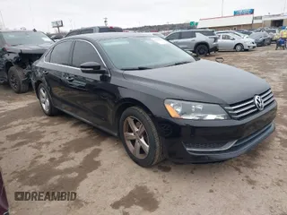 2013 Volkswagen Passat SE z VIN 1VWBP7A3XDC108598, wystawiony jako IAAI lot #41560321 z przebiegiem 94 568 mil mil oraz . Historia ofert i sprzedaży dostępna na DreamBid. Obrazek 1.