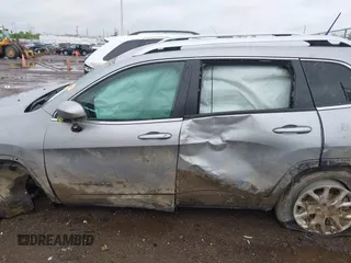 2014 Jeep Cherokee Latitude z VIN 1C4PJMCS1EW190833, wystawiony jako IAAI lot #42198520 z przebiegiem 168 146 mil mil oraz . Historia ofert i sprzedaży dostępna na DreamBid. Obrazek 14.