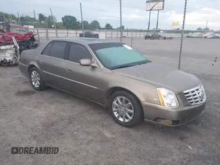 2011 Cadillac DTS Luxury Collection z VIN 1G6KD5E68BU128508, wystawiony jako IAAI lot #42103418 z przebiegiem 121 654 mil mil oraz . Historia ofert i sprzedaży dostępna na DreamBid. Obrazek 1.