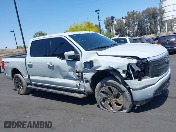 2023 Ford F-150 Lightning Pro z VIN 1FTVW1EL3PWG20829, wystawiony jako IAAI lot #42357162 z przebiegiem 52 553 mil mil oraz . Historia ofert i sprzedaży dostępna na DreamBid. Obrazek 14.