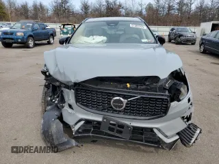 2024 Volvo XC60 Plus Dark Theme z VIN YV4L12RL3R1710498, wystawiony jako Copart lot #51565325 z przebiegiem 18 939 mil mil oraz Szkoda całkowita • Salvage title. Historia ofert i sprzedaży dostępna na DreamBid. Obrazek 5.