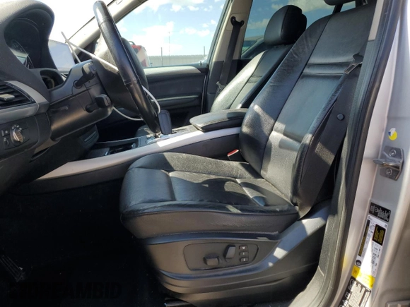2013 BMW X5 xDrive35i z VIN 5UXZV4C50D0E05712, wystawiony jako Copart lot #57557575 z przebiegiem 118 243 mil mil oraz Szkoda całkowita • Salvage title. Historia ofert i sprzedaży dostępna na DreamBid. Obrazek 7.