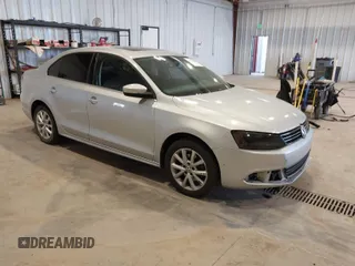 2013 Volkswagen Jetta Sedan SE w/Convenience/Sunroof with VIN 3VWDX7AJ1DM374632, listed as a IAAI auction lot 41741668 with 176,411 mi miles. Bid and sale history available at carsss.com. Image 1.