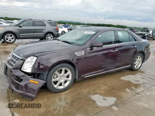 2008 Cadillac STS RWD z VIN 1G6DZ67A780159699, wystawiony jako Copart lot #55697185 z przebiegiem 116 215 mil mil oraz Szkoda całkowita • Salvage title. Historia ofert i sprzedaży dostępna na DreamBid. Obrazek 1.
