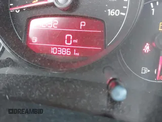2012 Volkswagen Beetle 2.5L PZEV z VIN 3VWJP7AT7CM606721, wystawiony jako IAAI lot #42211987 z przebiegiem 103 861 mil mil oraz . Historia ofert i sprzedaży dostępna na DreamBid. Obrazek 16.