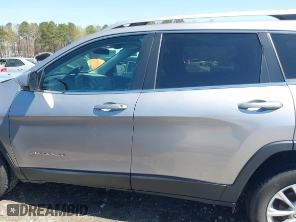 2019 Jeep Cherokee Latitude with VIN 1C4PJLCB3KD206922, listed as a IAAI auction lot 41904629 with 84,665 mi miles. Bid and sale history available at carsss.com. Image 14.