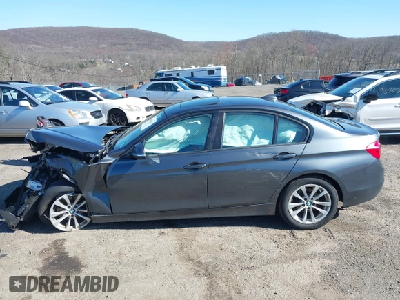 2016 BMW 3 Series 320i xDrive z VIN WBA8E5G59GNU21101, wystawiony jako IAAI lot #41933679 z przebiegiem Nie podano mil oraz . Historia ofert i sprzedaży dostępna na DreamBid. Obrazek 14.