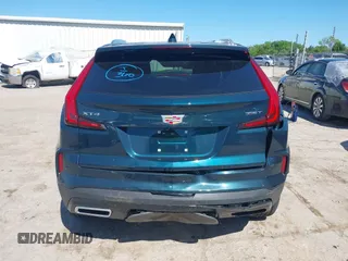 2025 Cadillac XT4 FWD Premium Luxury z VIN 1GYFZCR47SF146106, wystawiony jako IAAI lot #42324320 z przebiegiem 4 601 mil mil oraz . Historia ofert i sprzedaży dostępna na DreamBid. Obrazek 16.