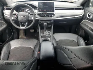 2024 Jeep Compass Latitude z VIN 3C4NJDBN7RT107047, wystawiony jako Copart lot #55265515 z przebiegiem 27 017 mil mil oraz Szkoda całkowita • Salvage title. Historia ofert i sprzedaży dostępna na DreamBid. Obrazek 8.