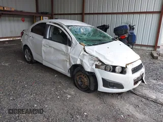 2015 Chevrolet Sonic LS z VIN 1G1JA5SH3F4128681, wystawiony jako IAAI lot #42668492 z przebiegiem 127 966 mil mil oraz . Historia ofert i sprzedaży dostępna na DreamBid. Obrazek 1.