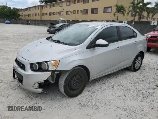 2016 Chevrolet Sonic LS z VIN 1G1JA5SH8G4130105, wystawiony jako Copart lot #54858695 z przebiegiem 81 762 mil mil oraz Czysty tytuł • Clean title. Historia ofert i sprzedaży dostępna na DreamBid. Obrazek 1.