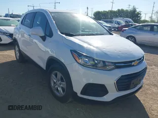 2022 Chevrolet Trax LS z VIN KL7CJKSM4NB549389, wystawiony jako IAAI lot #41955560 z przebiegiem 22 688 mil mil oraz . Historia ofert i sprzedaży dostępna na DreamBid. Obrazek 1.