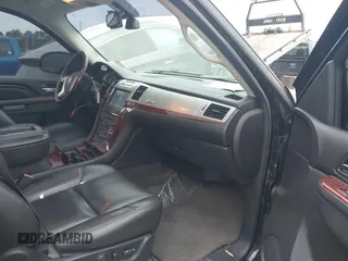 2013 Cadillac Escalade z VIN 1GYS4EEJXDR123523, wystawiony jako IAAI lot #41297183 z przebiegiem 98 248 mil mil oraz . Historia ofert i sprzedaży dostępna na DreamBid. Obrazek 5.